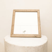 Carica l'immagine nel visualizzatore di Gallery, Specchio con legno antico