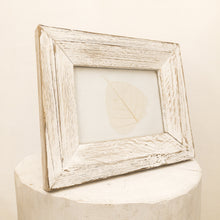 Carica l'immagine nel visualizzatore di Gallery, Cornice portafoto in legno