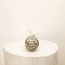 Carica l'immagine nel visualizzatore di Gallery, Pallina in mosaico