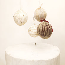 Carica l'immagine nel visualizzatore di Gallery, Pallina in filamenti di lana