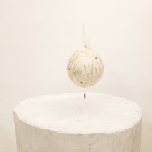 Carica l'immagine nel visualizzatore di Gallery, Pallina in filamenti di lana