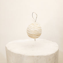 Carica l'immagine nel visualizzatore di Gallery, Pallina in filamenti di lana