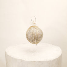Carica l'immagine nel visualizzatore di Gallery, Pallina in filamenti di lana