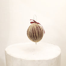 Carica l'immagine nel visualizzatore di Gallery, Pallina in filamenti di lana