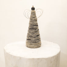 Carica l'immagine nel visualizzatore di Gallery, Angelo in filamenti di lana