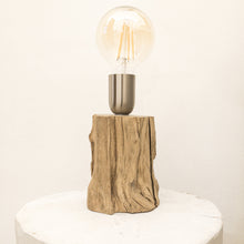 Carica l'immagine nel visualizzatore di Gallery, Lampada con base in legno