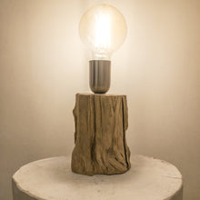 Carica l'immagine nel visualizzatore di Gallery, Lampada con base in legno