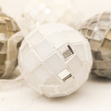 Carica l'immagine nel visualizzatore di Gallery, Pallina in mosaico