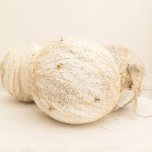 Carica l'immagine nel visualizzatore di Gallery, Pallina in filamenti di lana