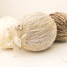 Carica l'immagine nel visualizzatore di Gallery, Pallina in filamenti di lana