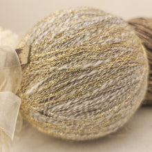 Carica l'immagine nel visualizzatore di Gallery, Pallina in filamenti di lana
