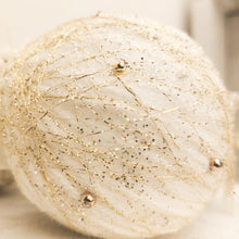 Carica l'immagine nel visualizzatore di Gallery, Pallina in filamenti di lana