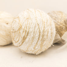 Carica l'immagine nel visualizzatore di Gallery, Pallina in filamenti di lana