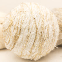Carica l'immagine nel visualizzatore di Gallery, Pallina in filamenti di lana