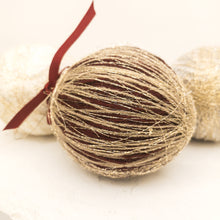 Carica l'immagine nel visualizzatore di Gallery, Pallina in filamenti di lana