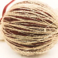 Carica l'immagine nel visualizzatore di Gallery, Pallina in filamenti di lana