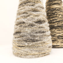 Carica l'immagine nel visualizzatore di Gallery, Angelo in filamenti di lana