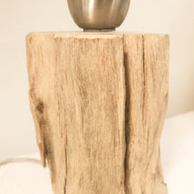 Carica l'immagine nel visualizzatore di Gallery, Lampada con base in legno