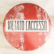Carica l'immagine nel visualizzatore di Gallery, Tavolino "VIETATO L'ACCESSO"