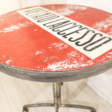 Carica l'immagine nel visualizzatore di Gallery, Tavolino "VIETATO L'ACCESSO"