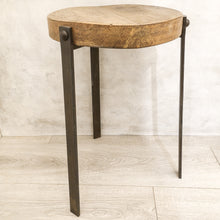 Carica l'immagine nel visualizzatore di Gallery, Tavolinetto in legno e ferro