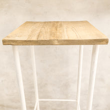 Carica l'immagine nel visualizzatore di Gallery, Tavolino in legno e ferro sbiancato