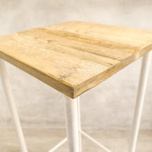 Carica l'immagine nel visualizzatore di Gallery, Tavolino in legno e ferro sbiancato