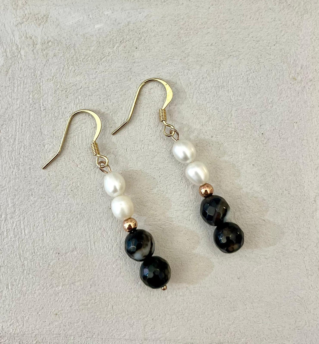 Orecchino pendente con pietre dure e perle di fiume