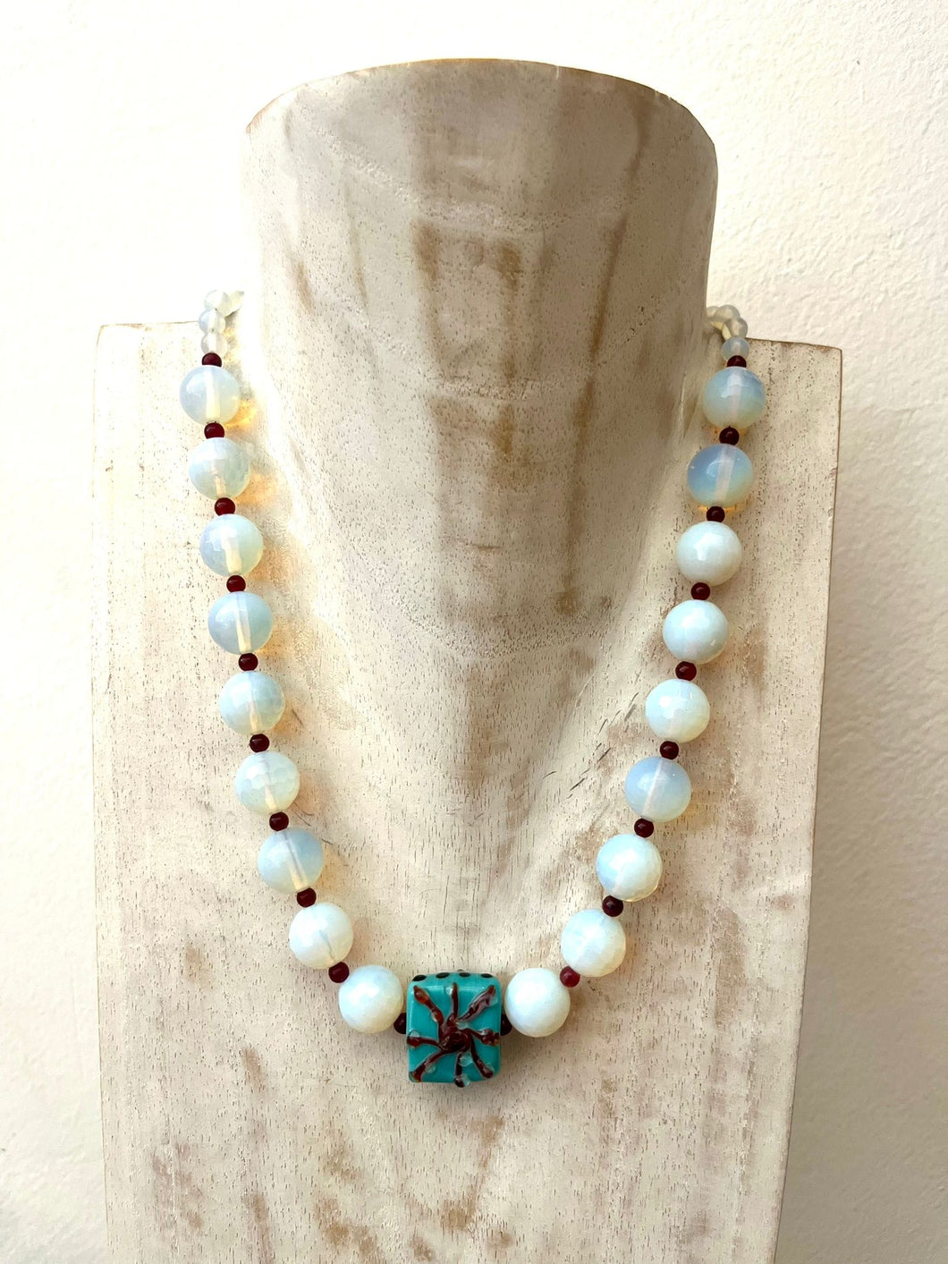 Collana in pietra dura con ciondolo in vetro soffiato
