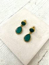 Carica l&#39;immagine nel visualizzatore di Gallery, Orecchino in ottone con pietra verde
