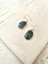 Carica l&#39;immagine nel visualizzatore di Gallery, Orecchino pendente con pietra dura in argento
