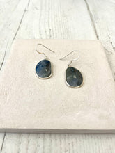 Carica l&#39;immagine nel visualizzatore di Gallery, Orecchino pendente con pietra dura in argento
