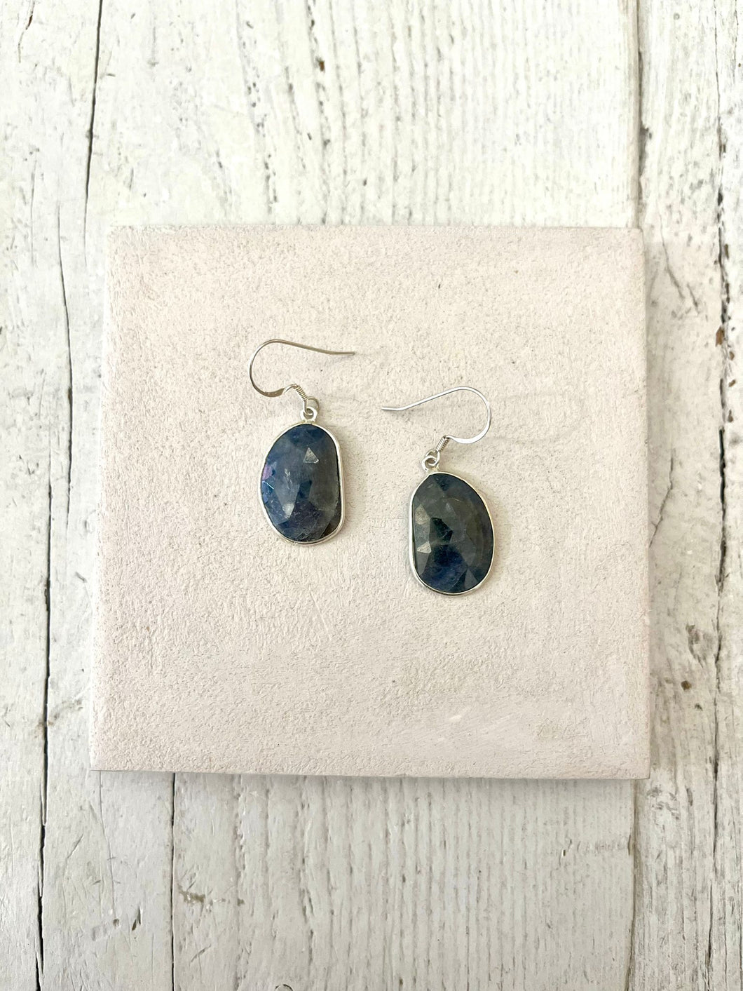 Orecchino pendente con pietra dura in argento