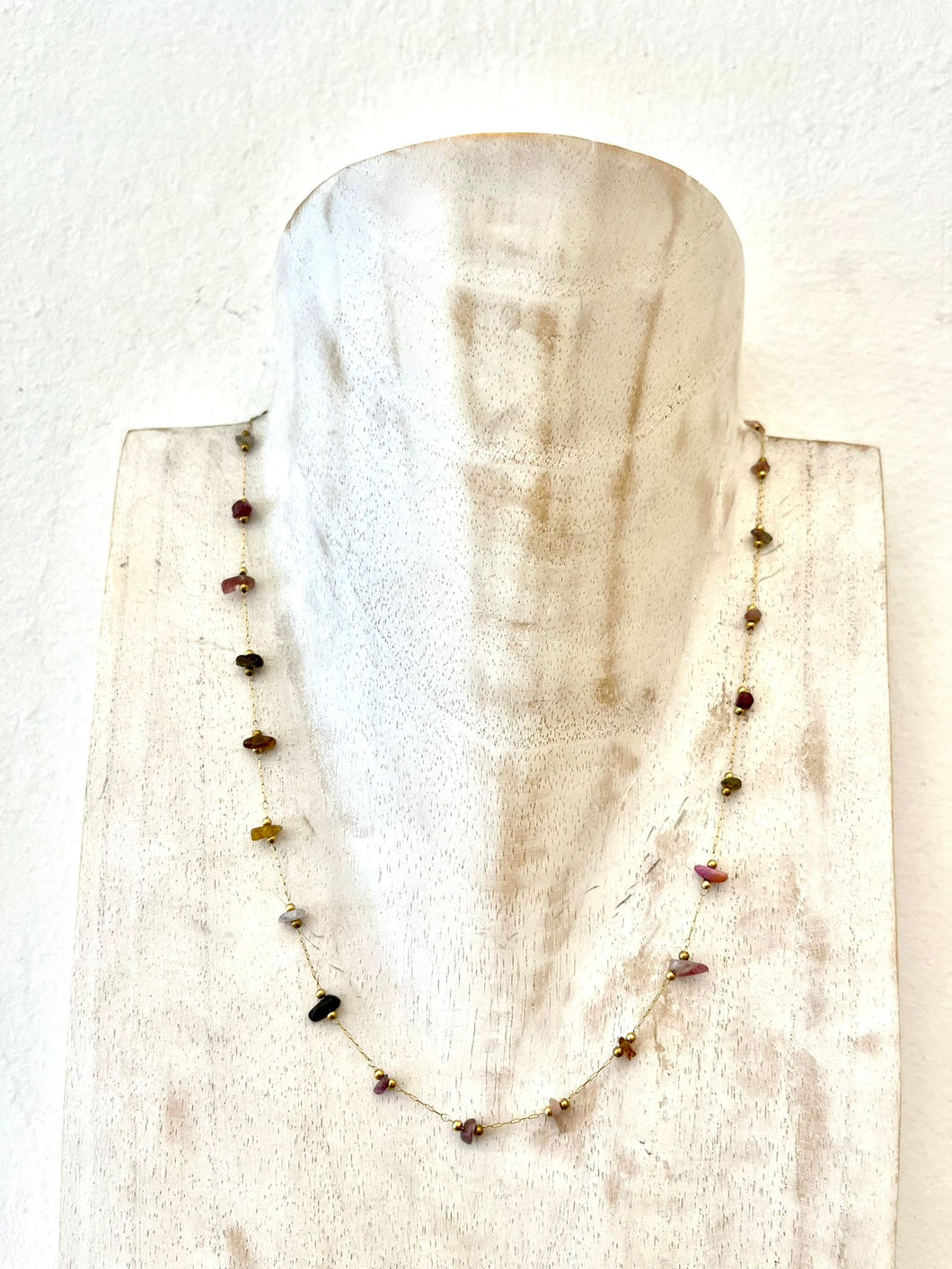 Collana in acciaio con pietre miste