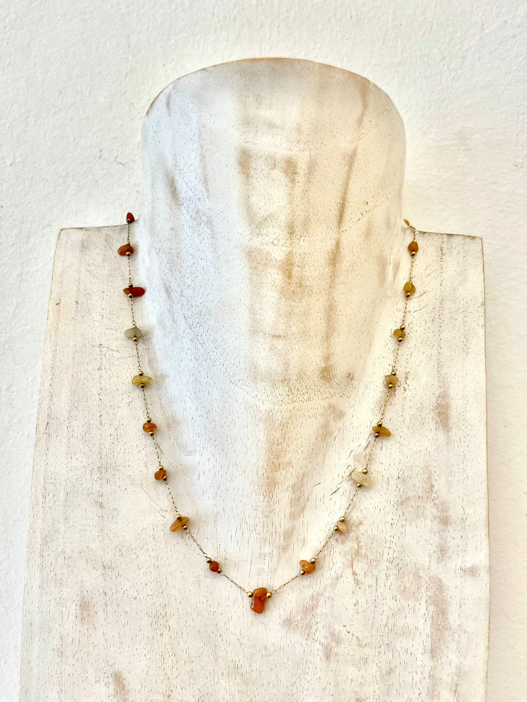 Collana in acciaio con pietre ambrate