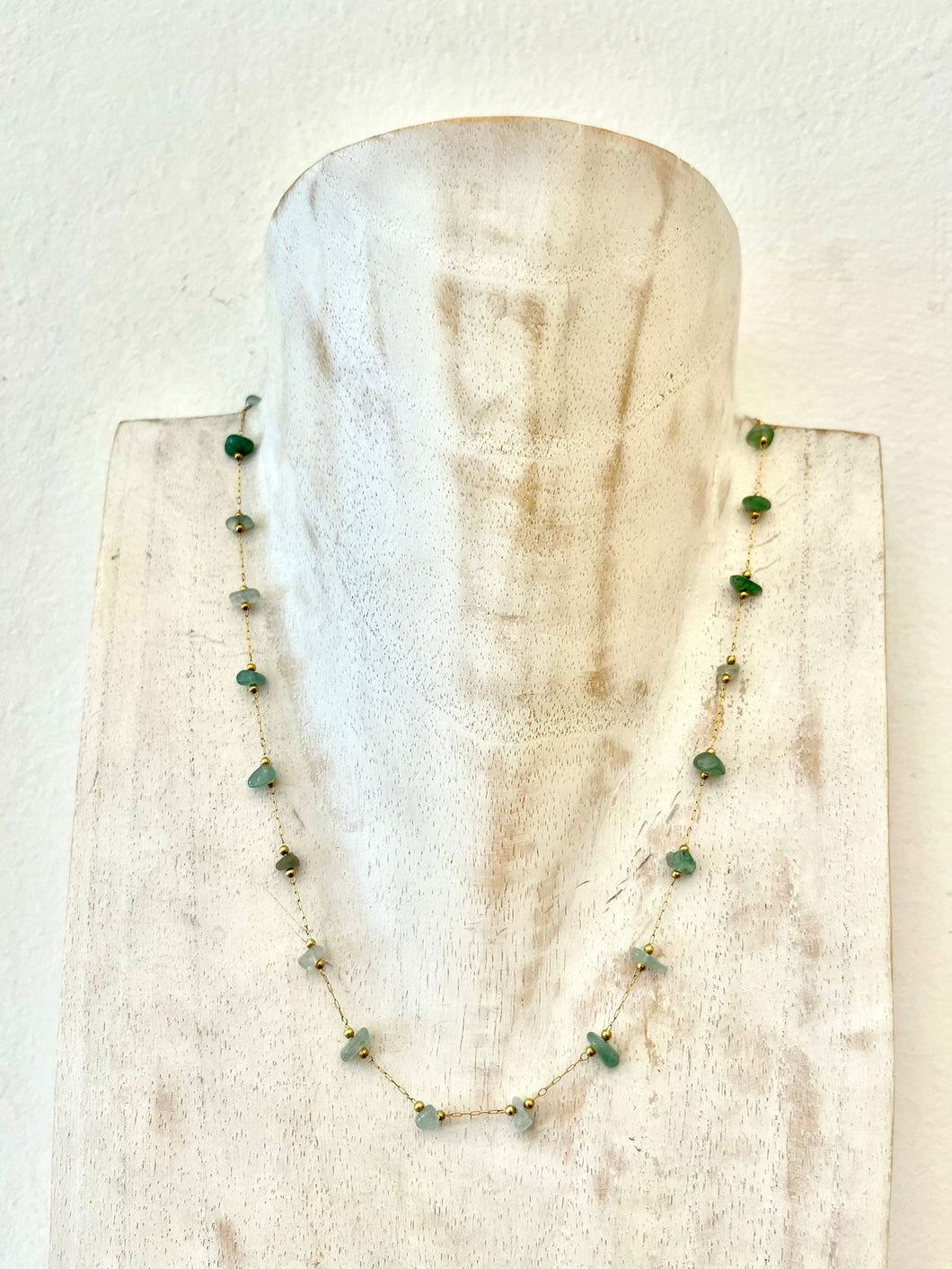 Collana in acciaio con pietre verdi