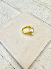 Carica l&#39;immagine nel visualizzatore di Gallery, Anello in ottone con perle di fiume
