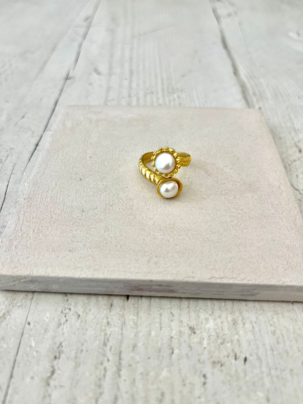 Anello in ottone con perle di fiume