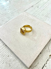 Carica l&#39;immagine nel visualizzatore di Gallery, Anello in ottone con pietra
