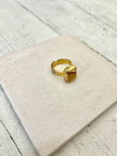 Carica l&#39;immagine nel visualizzatore di Gallery, Anello in ottone con pietra
