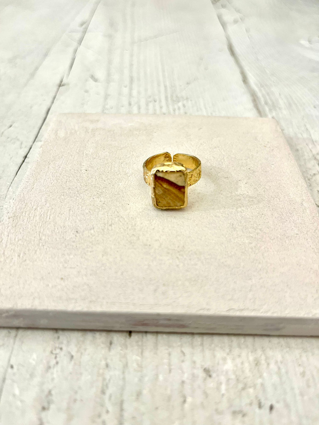 Anello in ottone con pietra